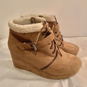 Girls booties with fur lining Size 3